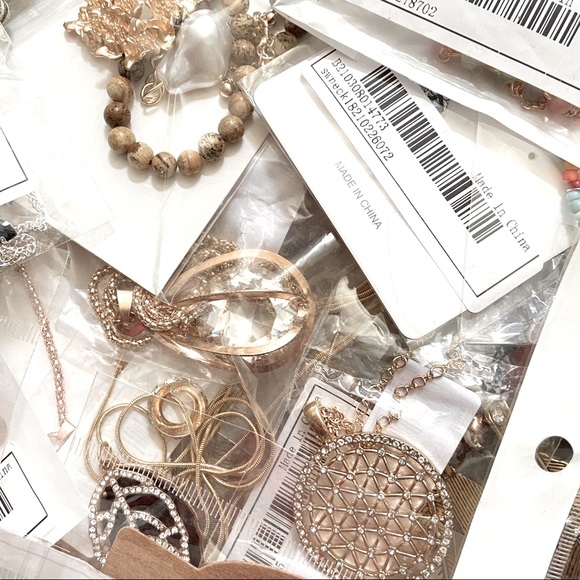 🌾MYSTERY SURPRISE 6 FOR $38 JEWELRY BUNDLE - Picture 14 of 16